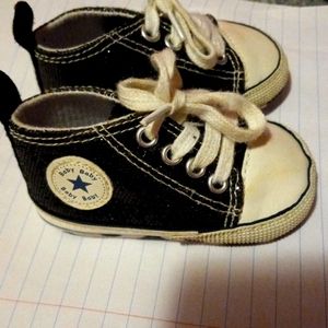 Baby Baby girls shoes.    Box 302